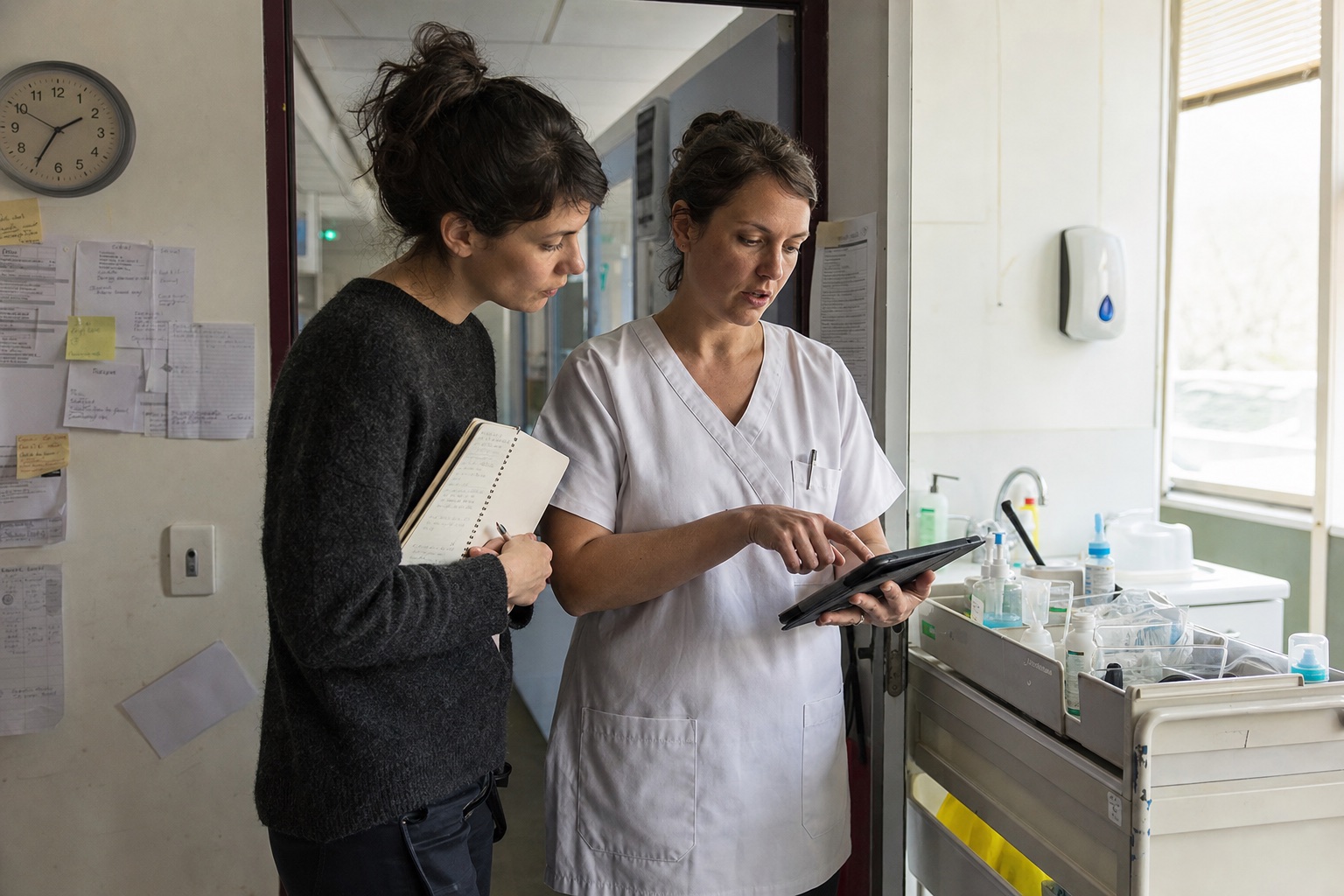 Nora observe le passage entre une tournée et la mise à jour du dossier